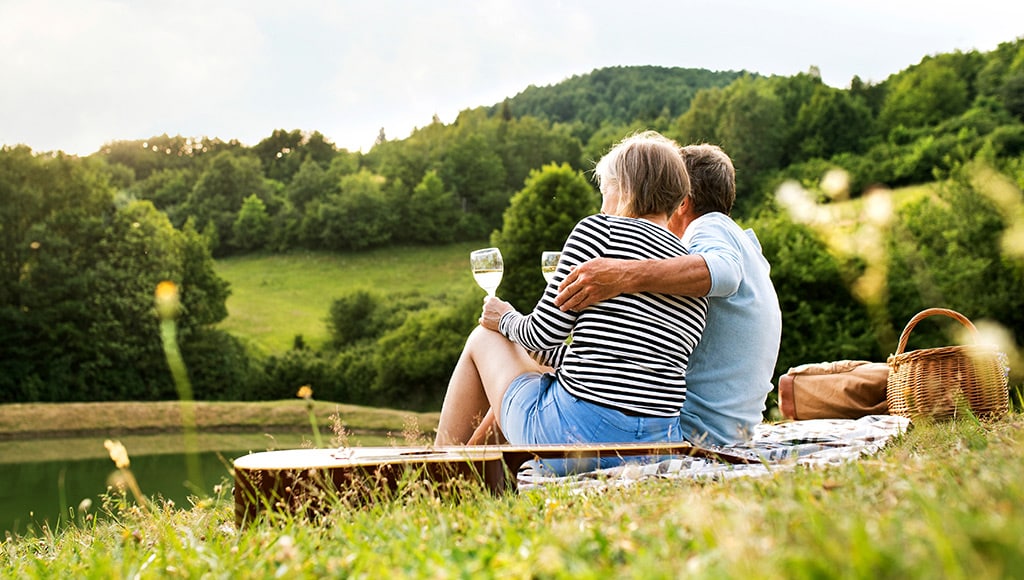 Partnerzeit: Paar beim gemeinsames Picknick